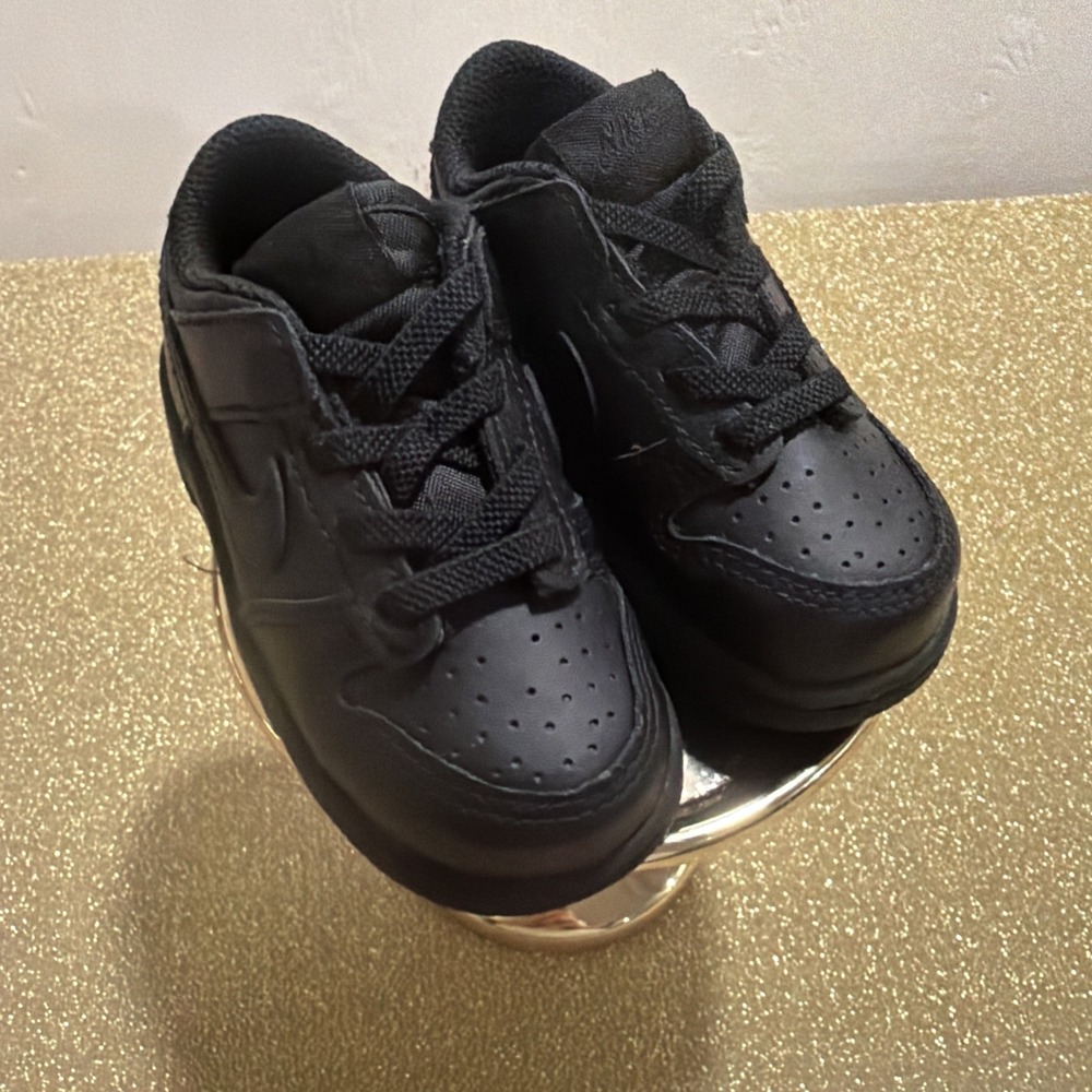 Nike Toddler Black Slip-on Tennis Shoe Sz 6.5 Gently Used